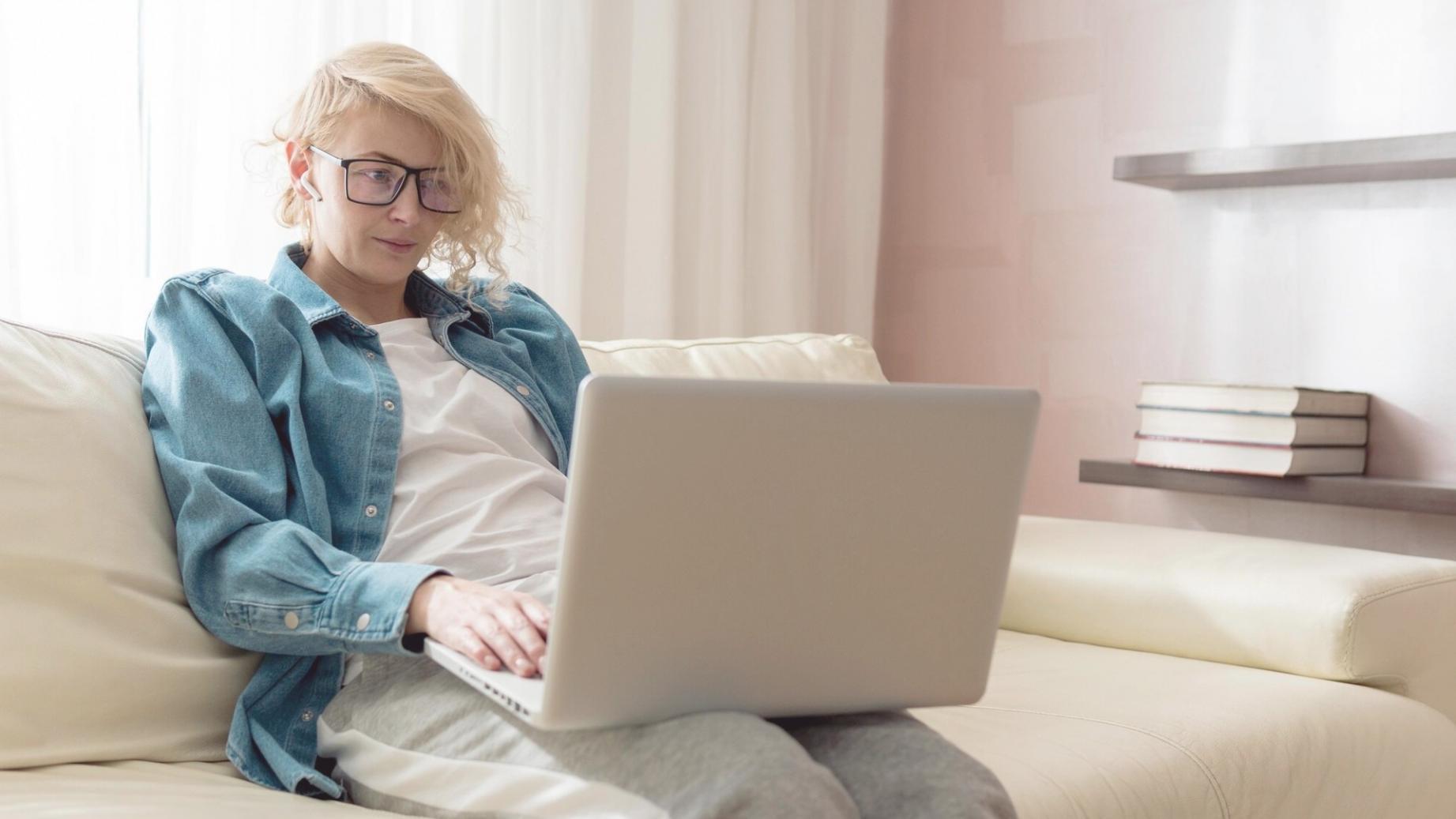 Équipe d'entrepreneurs travaillant sur leur projet de startup